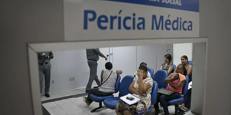 Pessoas aguardam atendimento na sala de Perícia Médica da Previdência Social antes da nova regra do Atestmed