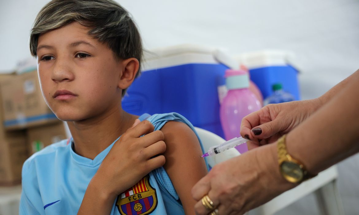 Adolescente recebe aplicação de vacina no braço em imagem que ilustra o Programa Saúde na Escola