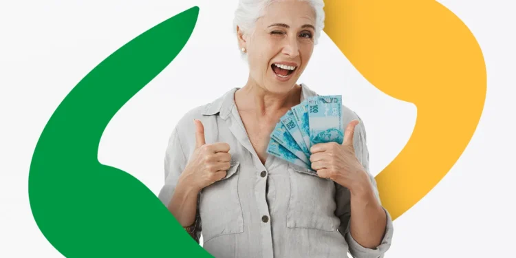 Uma mulher idosa sorridente, piscando e fazendo sinal de positivo com as duas mãos. Ela segura várias cédulas de 100 reais, simbolizando a satisfação com o recebimento do benefício do INSS.