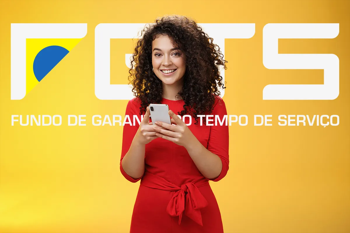 Uma mulher jovem de cabelos cacheados e vestido vermelho sorri enquanto segura um smartphone branco com as duas mãos. Ao fundo, uma parede amarela vibrante exibe o logotipo branco do FGTS e a inscrição "Fundo de Garantia do Tempo de Serviço".