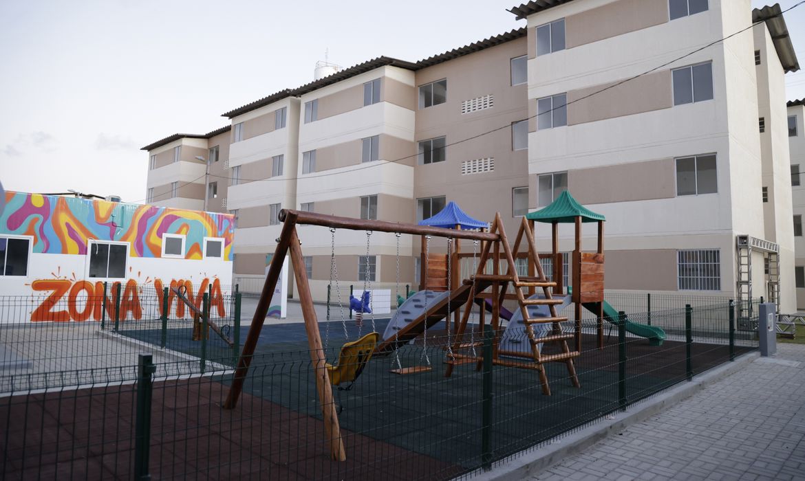 Conjunto residencial do Minha Casa Minha Vida com prédios e playground após reajuste no limite de renda do programa em 2026