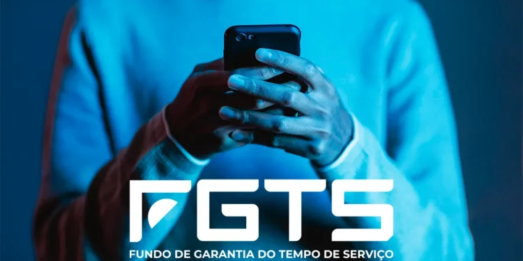 Trabalhador consulta informações sobre o saque do FGTS pelo celular, com o logo do Fundo de Garantia em destaque