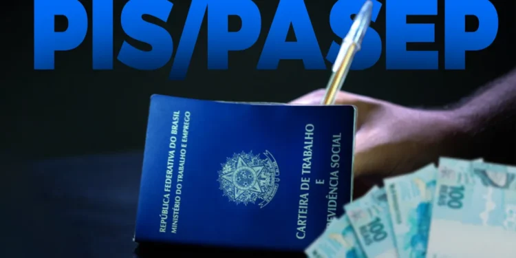 Uma mão segura uma caneta sobre uma Carteira de Trabalho e Previdência Social (CTPS) azul. Ao fundo, o texto "PIS/PASEP" em letras grandes e azuis, e no canto inferior, várias cédulas de 100 reais espalhadas.