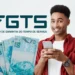 Homem sorrindo segura smartphone, cédulas de 100 reais e logo do FGTS ao fundo em fundo claro