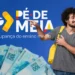 Estudante com mochila apontando para banner do programa Pé-de-Meia com notas de dinheiro ao fundo.