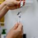 Profissional de saúde preparando dose em seringa para aplicação