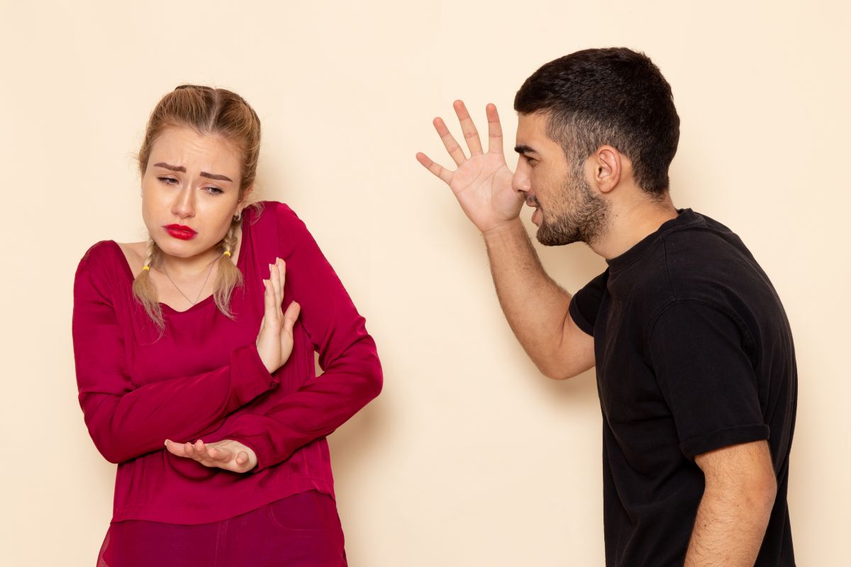 Casal em conflito: mulher rejeita abordagem de homem irritado.