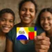 Mãe e dois filhos sorridentes mostram cartão colorido do Programa Bolsa Família em destaque na imagem