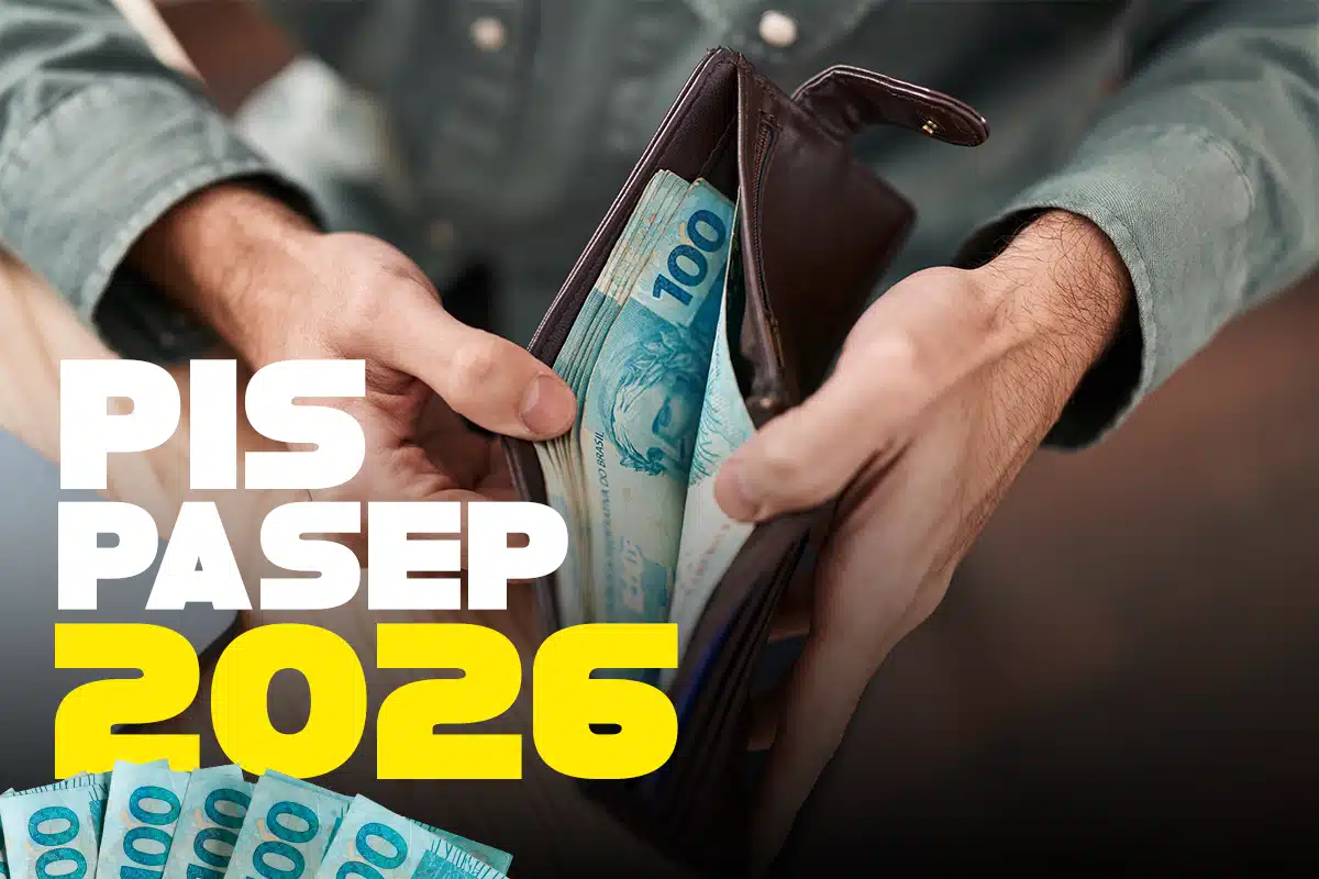 Mãos masculinas abrem carteira de couro marrom com notas de R$ 100, texto PIS PASEP 2026 em destaque