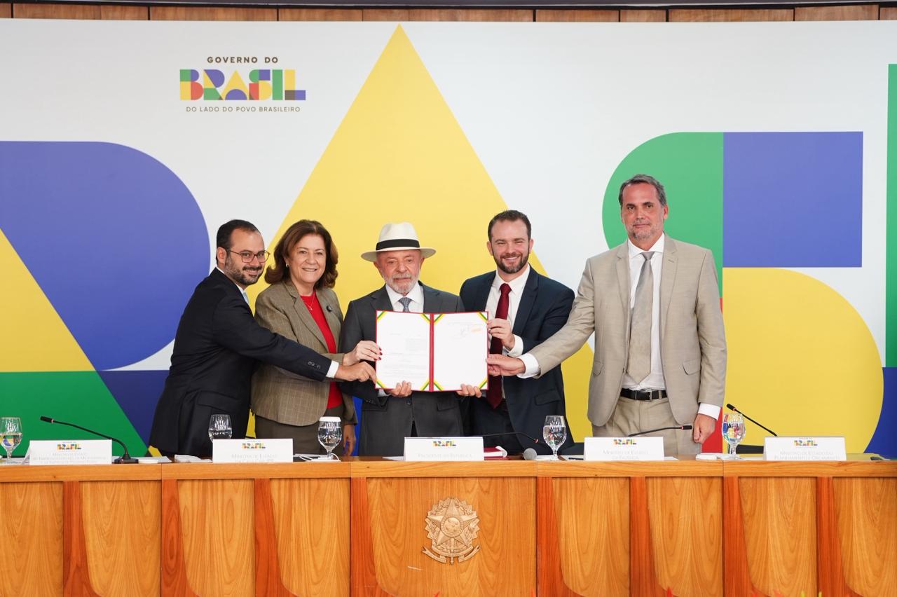 Presidente Lula e ministros exibem documento assinado do programa Desenrola 2.0 em cerimônia oficial
