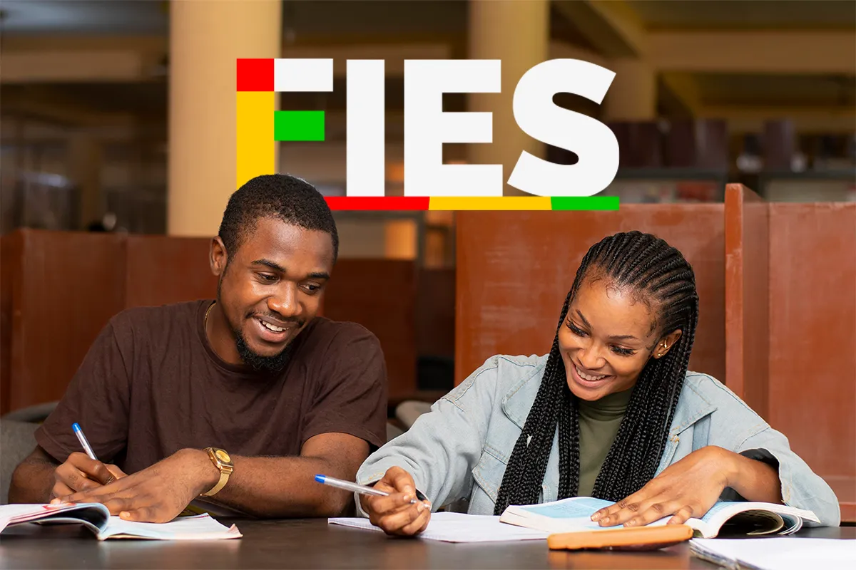 Casal de jovens negros estudando juntos em biblioteca com livros e cadernos, logo colorido do Fies sobreposto.