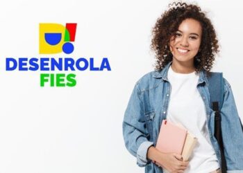 Jovem mulher de cabelos cacheados com mochila e livros ao lado do logotipo oficial do Desenrola Fies