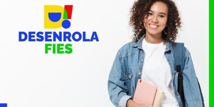 Jovem mulher de cabelos cacheados com mochila e livros ao lado do logotipo oficial do Desenrola Fies