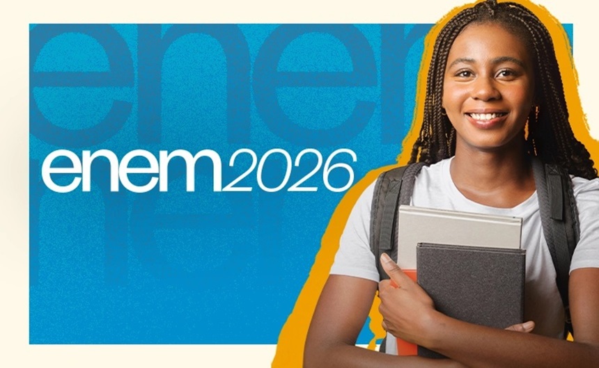 Jovem negra com tranças, camiseta branca e mochila segurando cadernos, sorrindo ao lado do logo Enem 2026