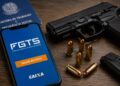 Celular exibe aplicativo FGTS da Caixa sobre mesa com pistola preta, munições, pente e carteira de trabalho azul
