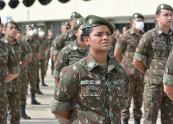Soldado Dayane, mulher negra do Exército, perfilada com boina verde entre militares em cerimônia
