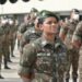 Soldado Dayane, mulher negra do Exército, perfilada com boina verde entre militares em cerimônia