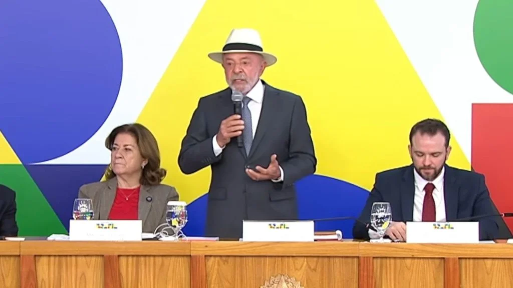 Presidente Lula de chapéu Panamá discursa no lançamento do Desenrola 2.0 no Palácio do Planalto, ladeado por ministros