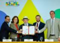 Presidente Lula, de chapéu branco, exibe documento assinado ao lado de ministros no Palácio do Planalto