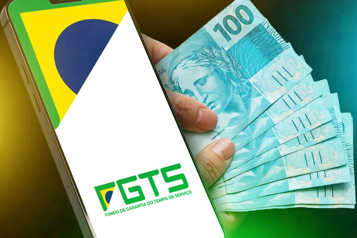Mão segurando várias cédulas de 100 reais ao lado de um smartphone que exibe o logotipo oficial do FGTS e as cores da bandeira do Brasil.