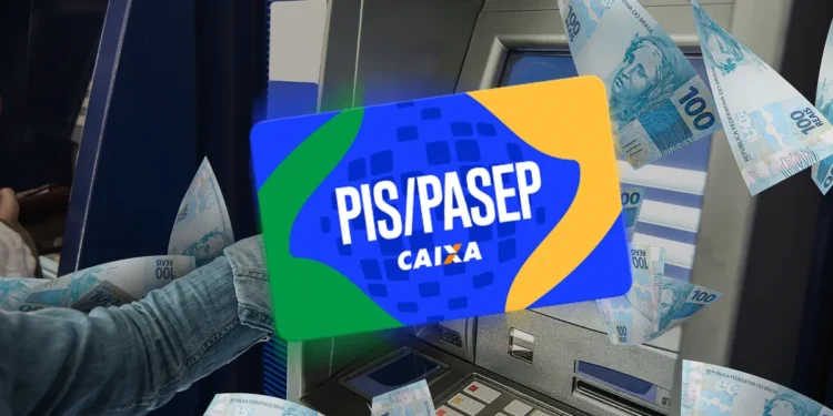 Cartão PIS/PASEP da Caixa à frente do caixa eletrônico com notas de R$ 100 em movimento