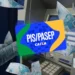 Cartão PIS/PASEP da Caixa à frente do caixa eletrônico com notas de R$ 100 em movimento