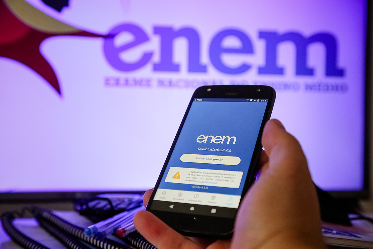 Pessoa segurando celular com aplicativo do Enem aberto