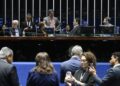 Sessão do Senado Federal durante votação da MP 1327/25 sobre renovação automática da CNH, senadores reunidos na mesa diretora
