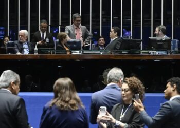 Sessão do Senado Federal durante votação da MP 1327/25 sobre renovação automática da CNH, senadores reunidos na mesa diretora