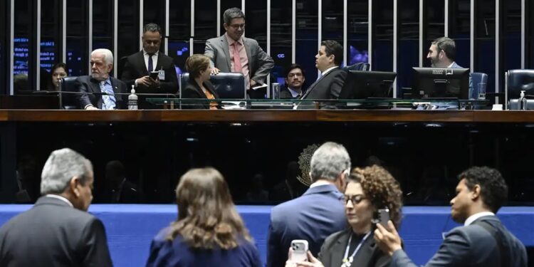 Sessão do Senado Federal durante votação da MP 1327/25 sobre renovação automática da CNH, senadores reunidos na mesa diretora