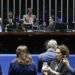 Sessão do Senado Federal durante votação da MP 1327/25 sobre renovação automática da CNH, senadores reunidos na mesa diretora