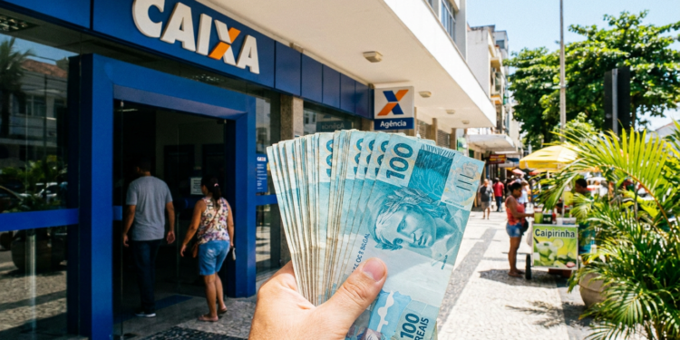 Notas de R$ 100 em frente à agência Caixa em rua comercial.