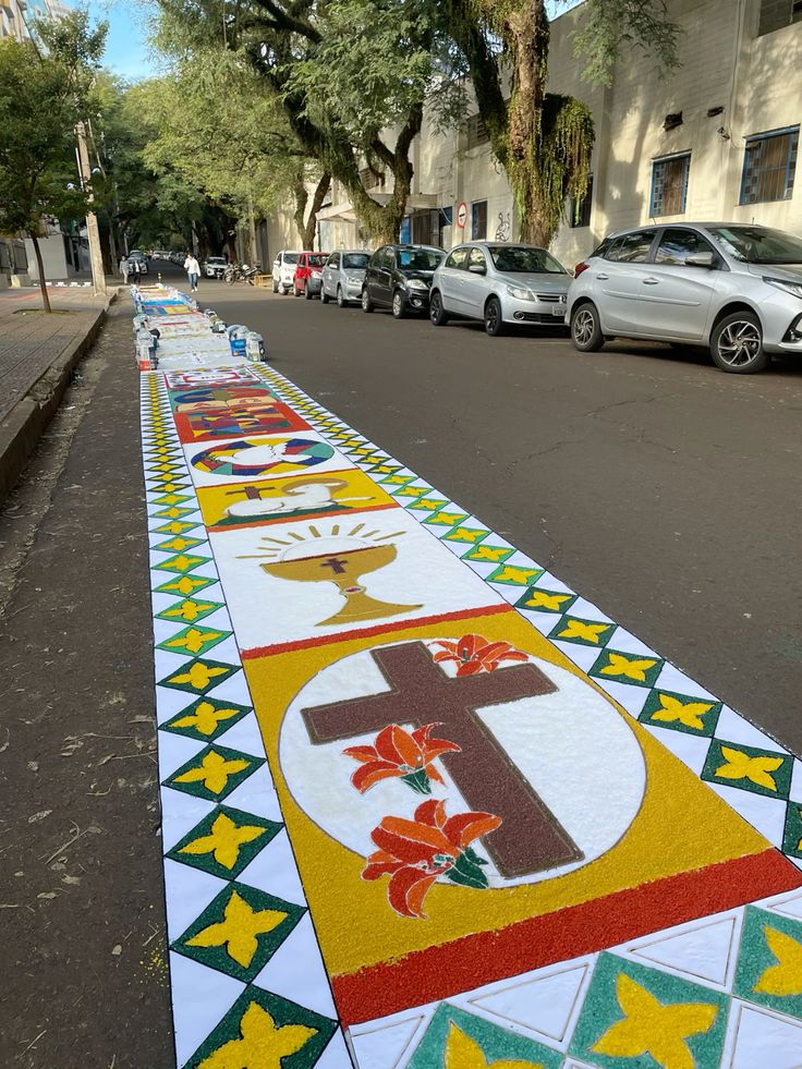 Rua enfeitada em celebração a Corpus Christi.