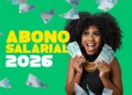 Mulher segurando notas de dinheiro em imagem sobre abono salarial 2026