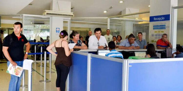 Segurados aguardando atendimento em agência do INSS