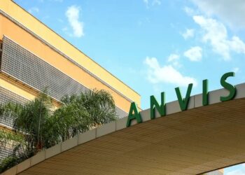 Fachada da sede da Anvisa em Brasília durante operação de fiscalização sanitária