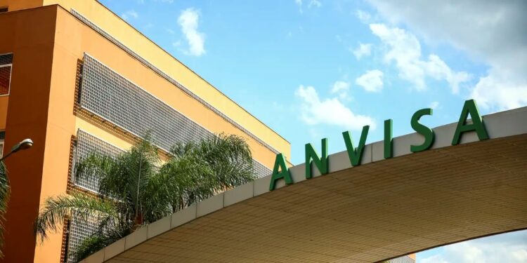 Fachada da sede da Anvisa em Brasília durante operação de fiscalização sanitária