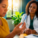 Mulher observa uma caneta de aplicação de medicamento durante consulta com uma médica