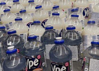 Diversas embalagens de produtos de limpeza Ypê expostas em prateleira