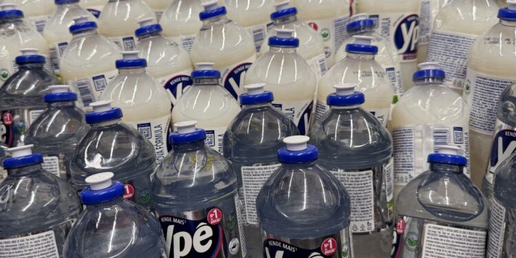 Diversas embalagens de produtos de limpeza Ypê expostas em prateleira