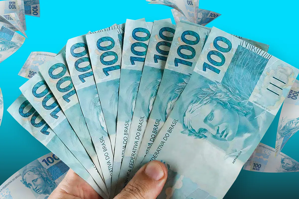 Pessoa segurando várias notas de R$ 100 com ilustração de dinheiro ao fundo