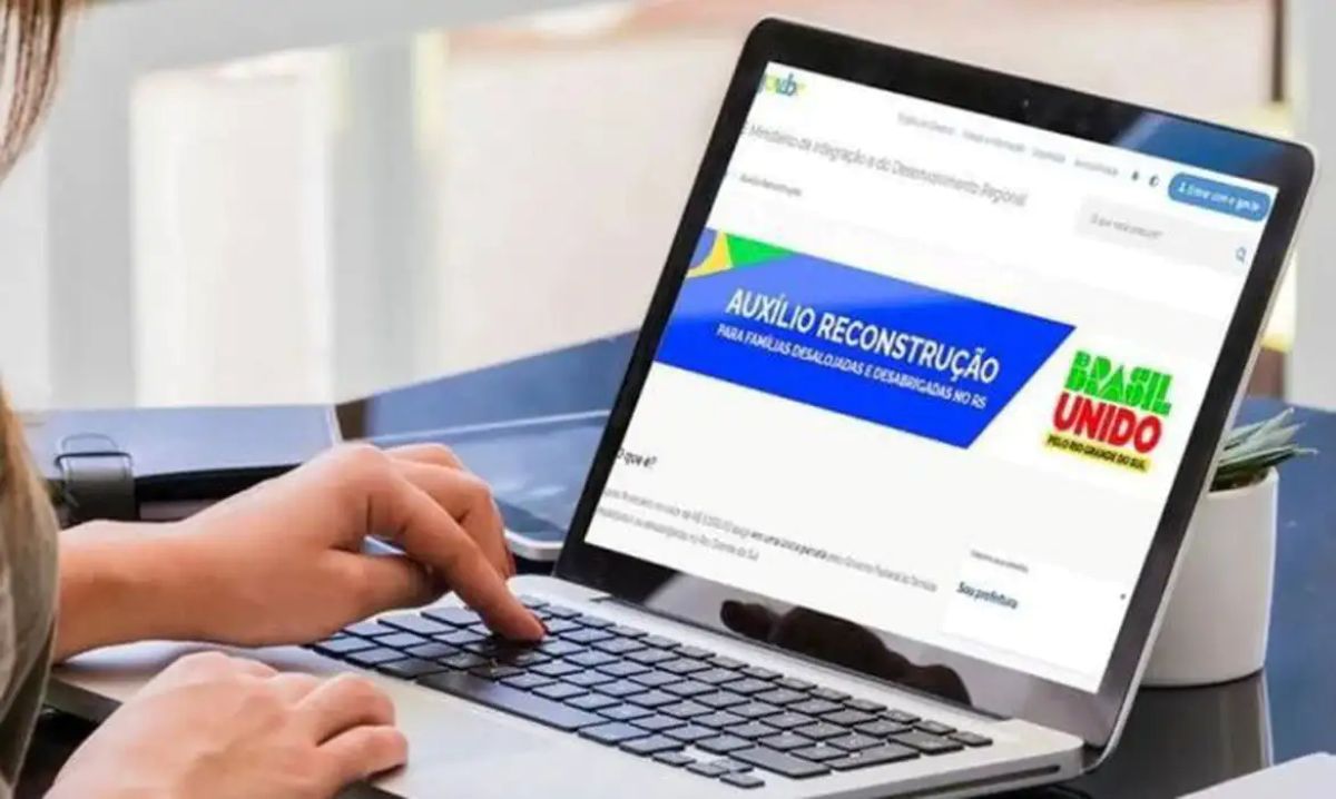 Pessoa acessando o Portal do Auxílio Reconstrução em notebook