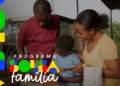 Família reunida em atividade familiar com identidade visual do programa Bolsa Família em destaque