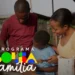 Família reunida em atividade familiar com identidade visual do programa Bolsa Família em destaque