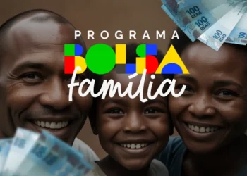 Família sorrindo com dinheiro em mãos e logo do Bolsa Família em destaque