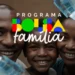 Família sorrindo com dinheiro em mãos e logo do Bolsa Família em destaque