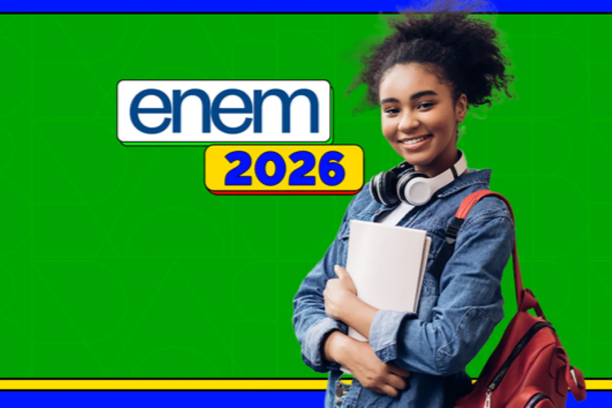 Estudante sorri segurando um livro ao lado do letreiro do Enem 2026, em referência à inscrição com isenção e bônus do Pé-de-Meia