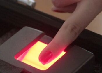 Leitura biométrica de impressão digital sendo realizada para cadastro em programas sociais