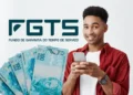 Homem segurando celular com notas de dinheiro e logo do FGTS ao fundo