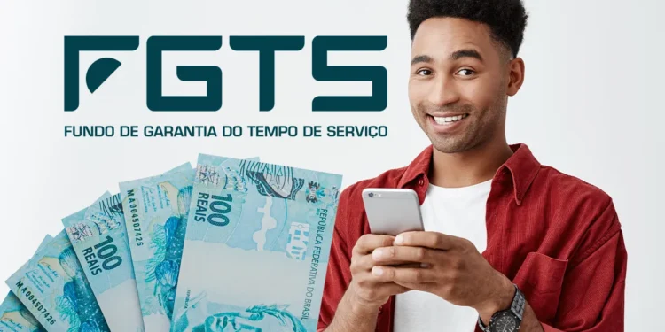 Homem segurando celular com notas de dinheiro e logo do FGTS ao fundo